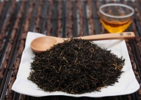 黑茶是什么茶：黑茶为后发酵茶，属于六大茶类之一​​，采用较粗老原料制成